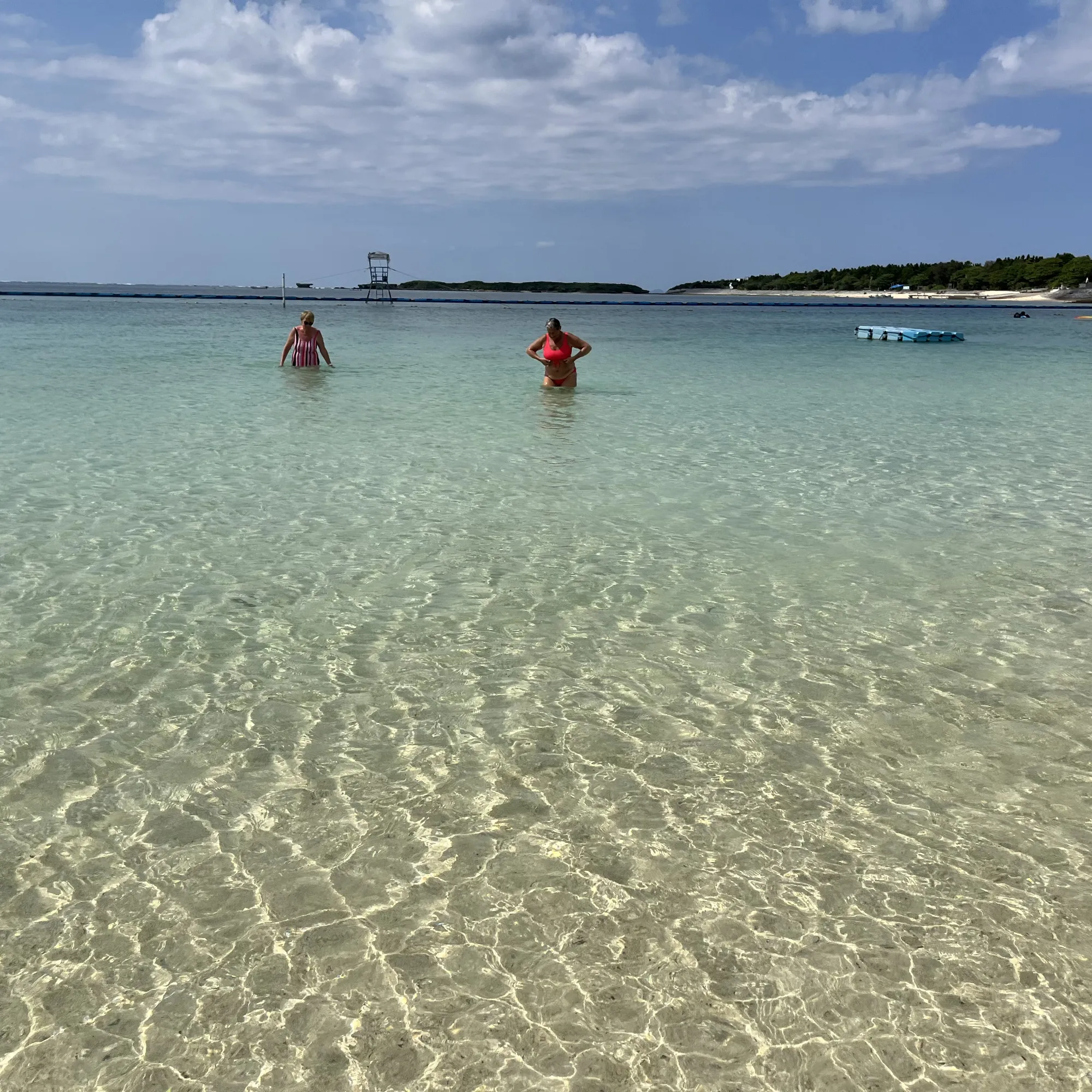 Koupání v tyrkysové vodě na pláži Emerald