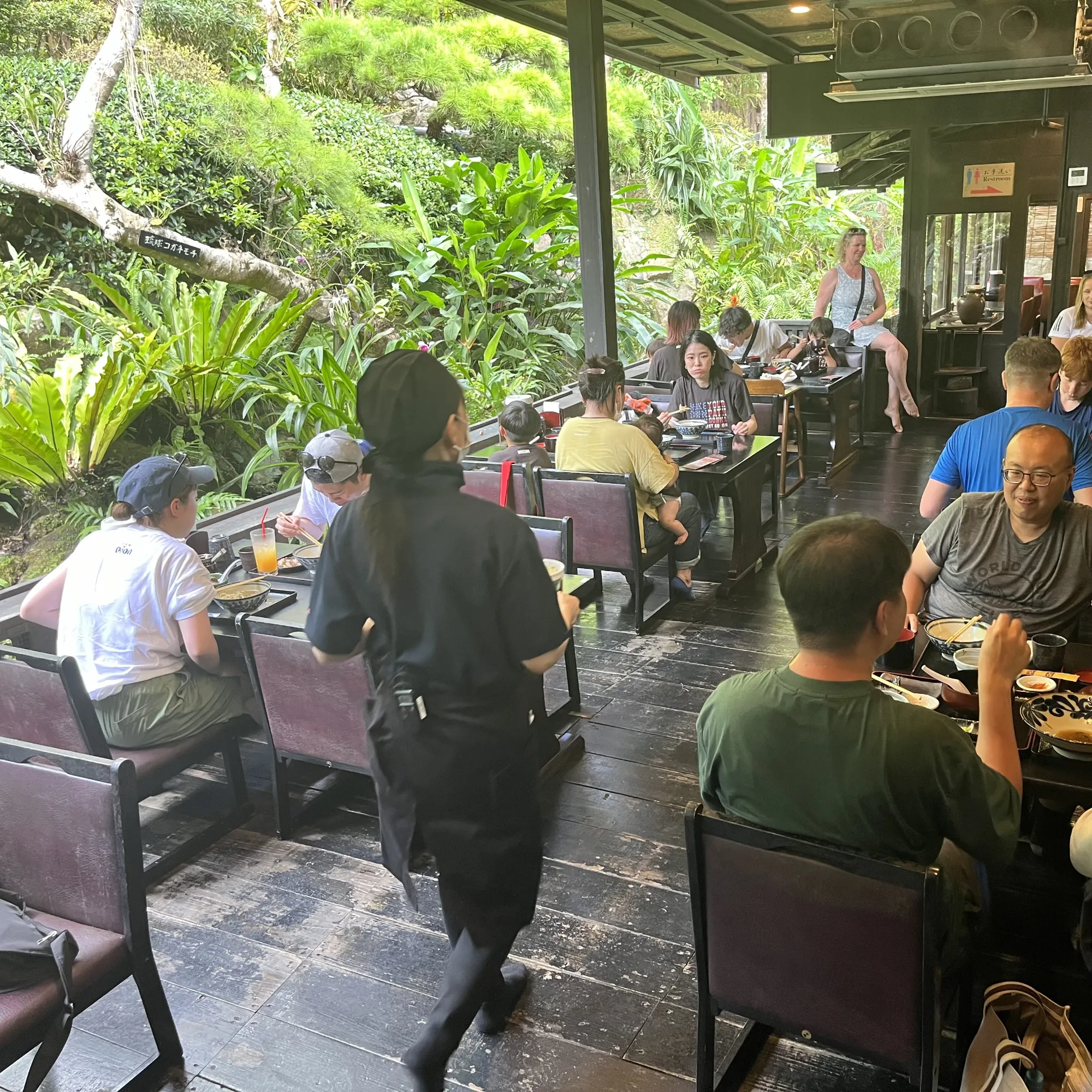 Oběd v tradiční vesnici Ufuya