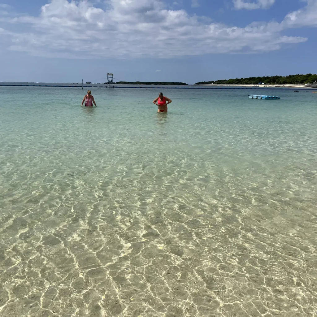 Koupání v tyrkysové vodě na pláži Emerald