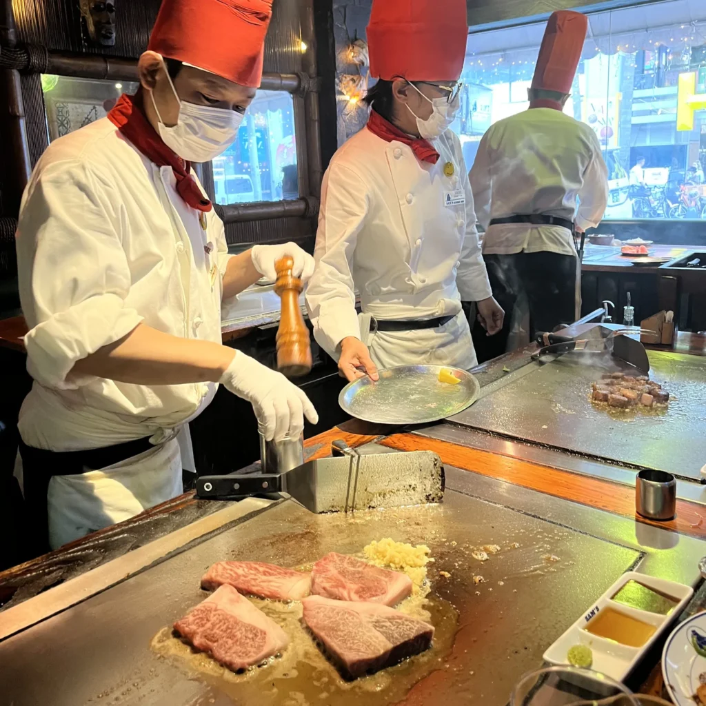 yhlášené restaurace nabízejí všechny možné rybí speciality včetně ryby fugu, steaků, okinawskou sobu, ramen a mnohé další.