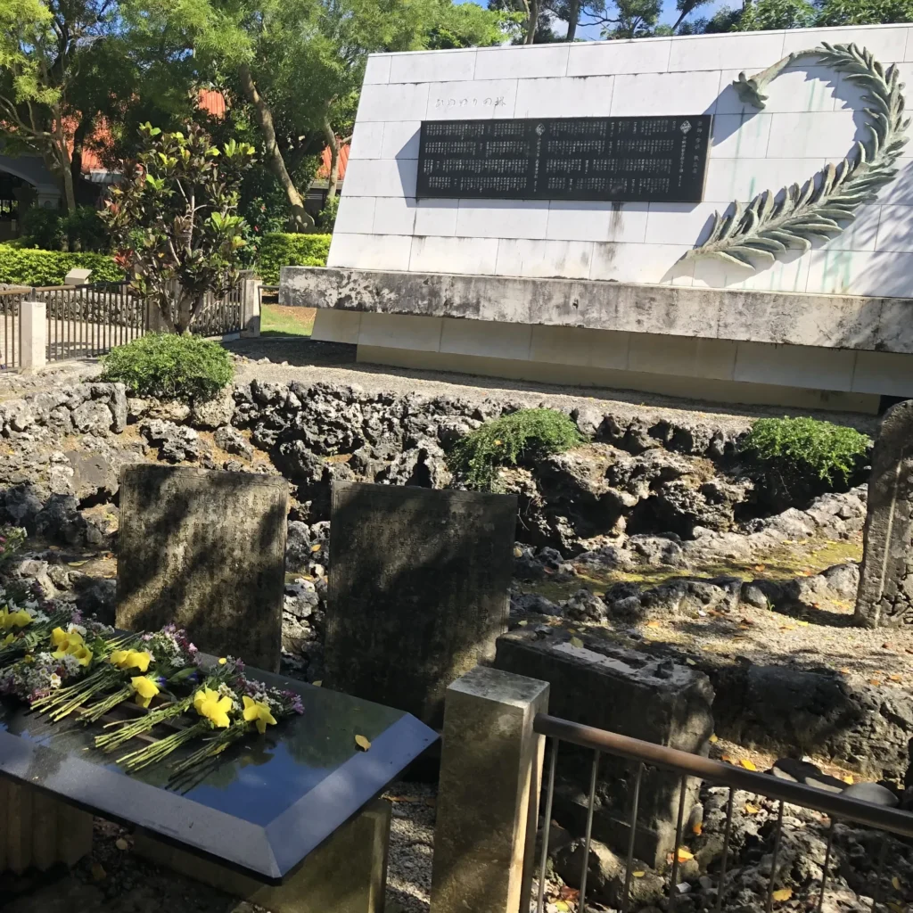 Bitvě se pro svoji zuřivost bojů, intenzitu japonských kamikaze útoků a obrovského množství spojeneckých lodí a obrněných vozidel, které ostrov napadly, říká “ocelový tajfun”.