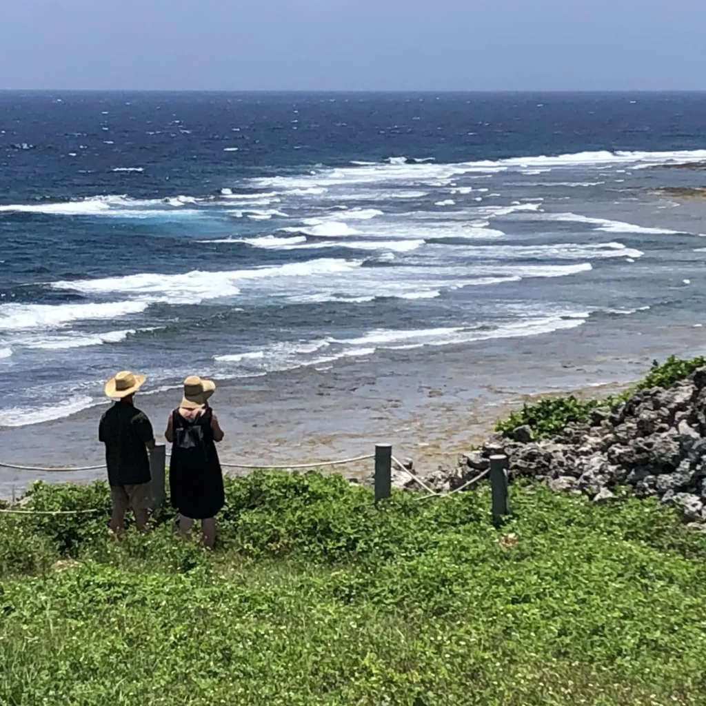 Útes je 17 metrů vysoký a nachází se na něm ruiny bývalého hradu Gushikawa